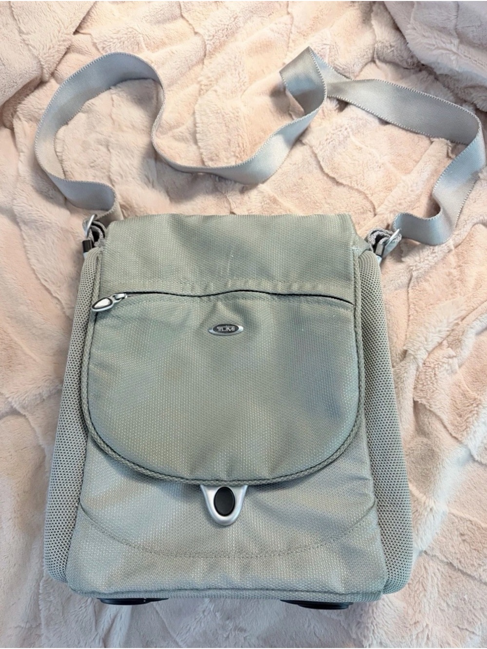 TUMI T3 Apex Crossbody Travel Bag Silver Platinum Adjustable Strap Zip Pockets